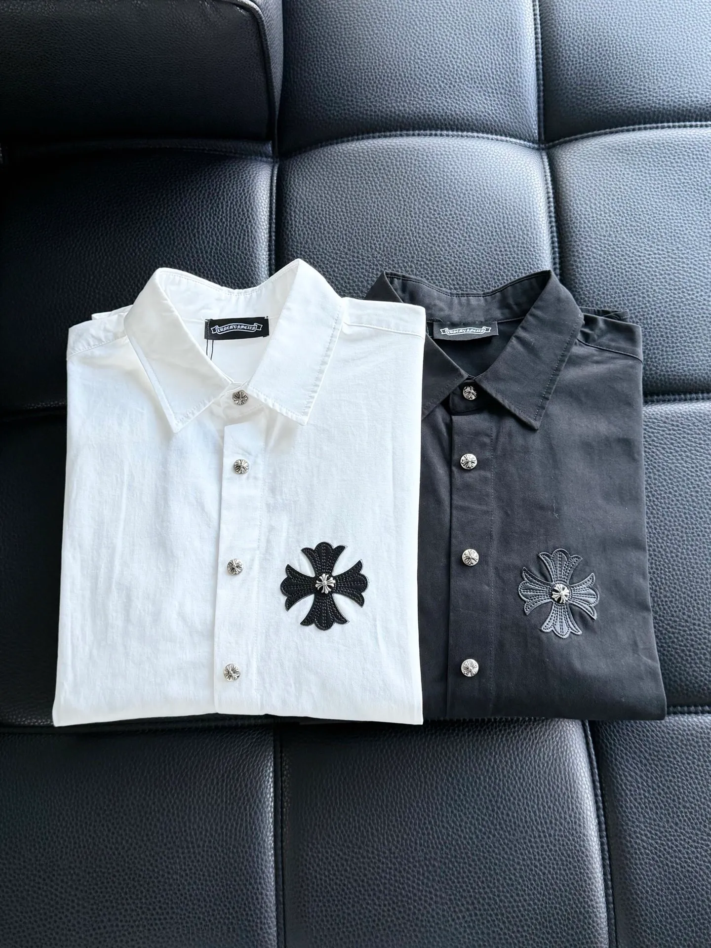 P500 Chrome Hearts leather cross leather embroidery shirt jacket! OS version can be worn by both men and women! The fabric is made of twill gauze cotton fabric! The texture is clear and smooth, not easy to wrinkle or fade! The embroidery process is complex and repetitive, and the requirements for the embroidery machine are very strict. The distance is always 45 centimeters! It won’t work if the spacing is too big, and it won’t work if it’s too small! The hardware is all carved and cast. This piece of clothing consumes a lot of material. More than 3 meters of material is used for one piece of clothing! After the garment is made, it needs to be fixed at high temperature, washed at a water temperature of more than 70 degrees, and softened by adding softener to make the upper body softer and smoother!   Color: black white Size: m-3xl Style number: 5878